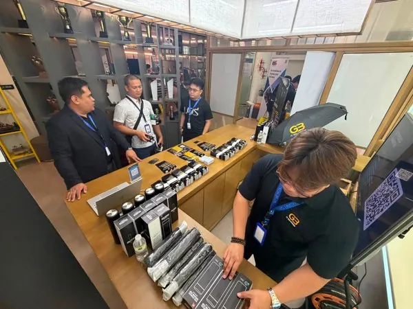 G3 developer giving a hands on demo to a visitor